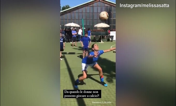 Le donne non possono giocare a calcio? Melissa Satta risponde così