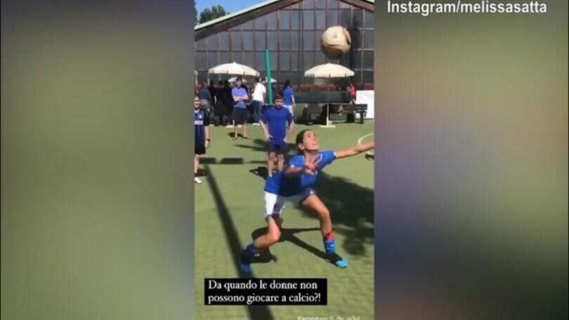 Le donne non possono giocare a calcio? Melissa Satta risponde così