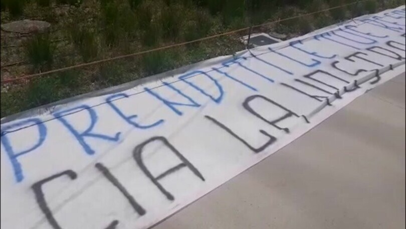 Inter, striscioni contro Zhang fuori dalla sede