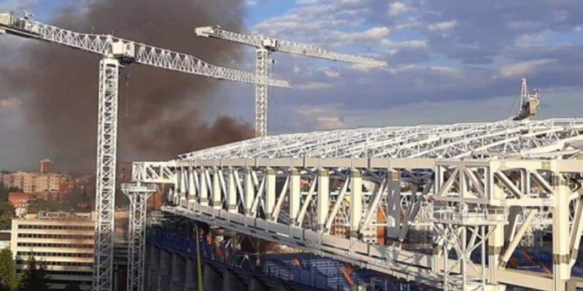 Madrid, incendio e nube di fumo al Santiago Bernabeu