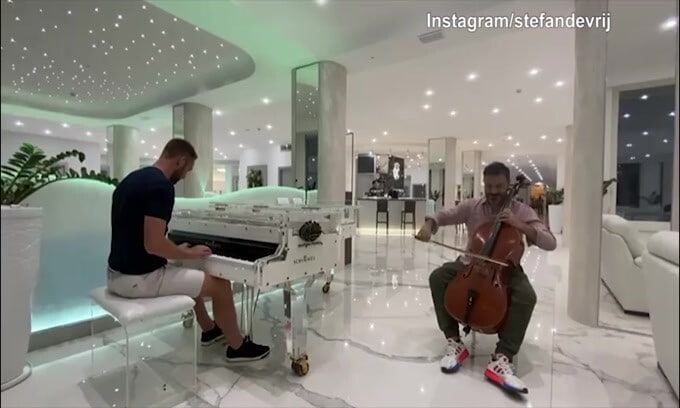 De Vrij, ancora spettacolo al pianoforte