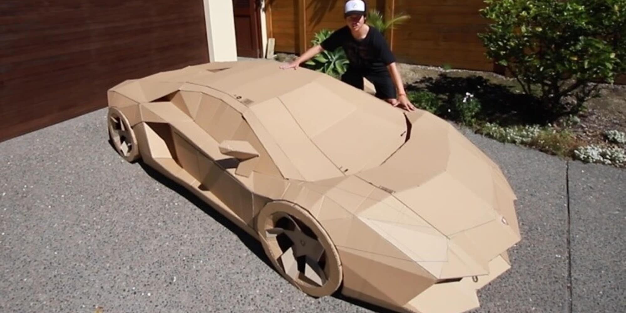 Lamborghini Aventador... di cartone: l'idea geniale è di un 22enne