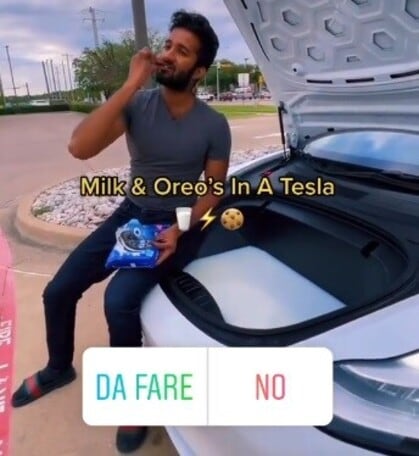 Mangia latte e biscotti dal cofano di una Tesla: il video virale