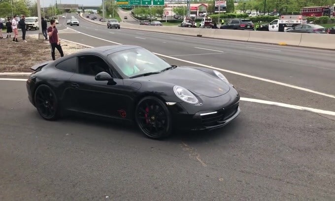 Vuole partire in stile F1 con la Porsche 911, ma rimedia una brutta figura