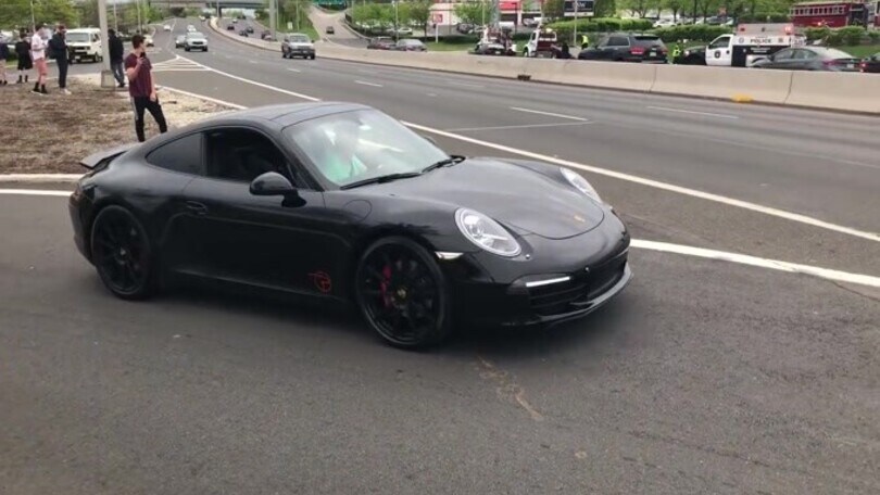 Vuole partire in stile F1 con la Porsche 911, ma rimedia una brutta figura