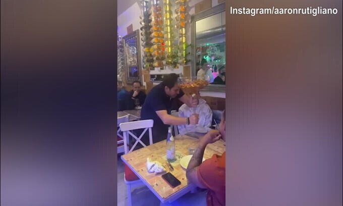 Jorginho, super regalo: pasta a forma di...Champions!
