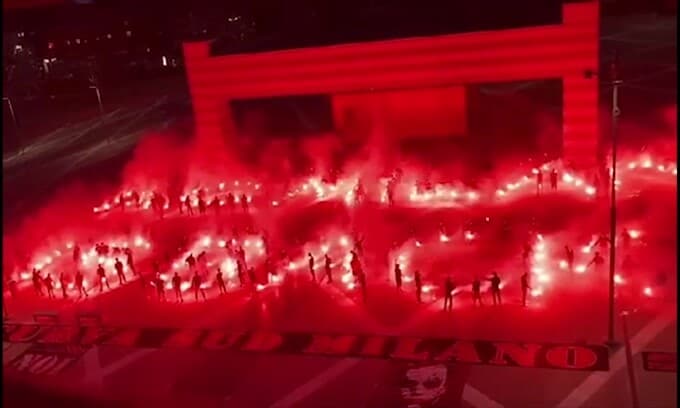 Milan, la coreografia dei tifosi è spettacolare