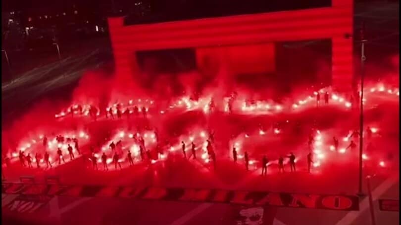 Milan, la coreografia dei tifosi è spettacolare
