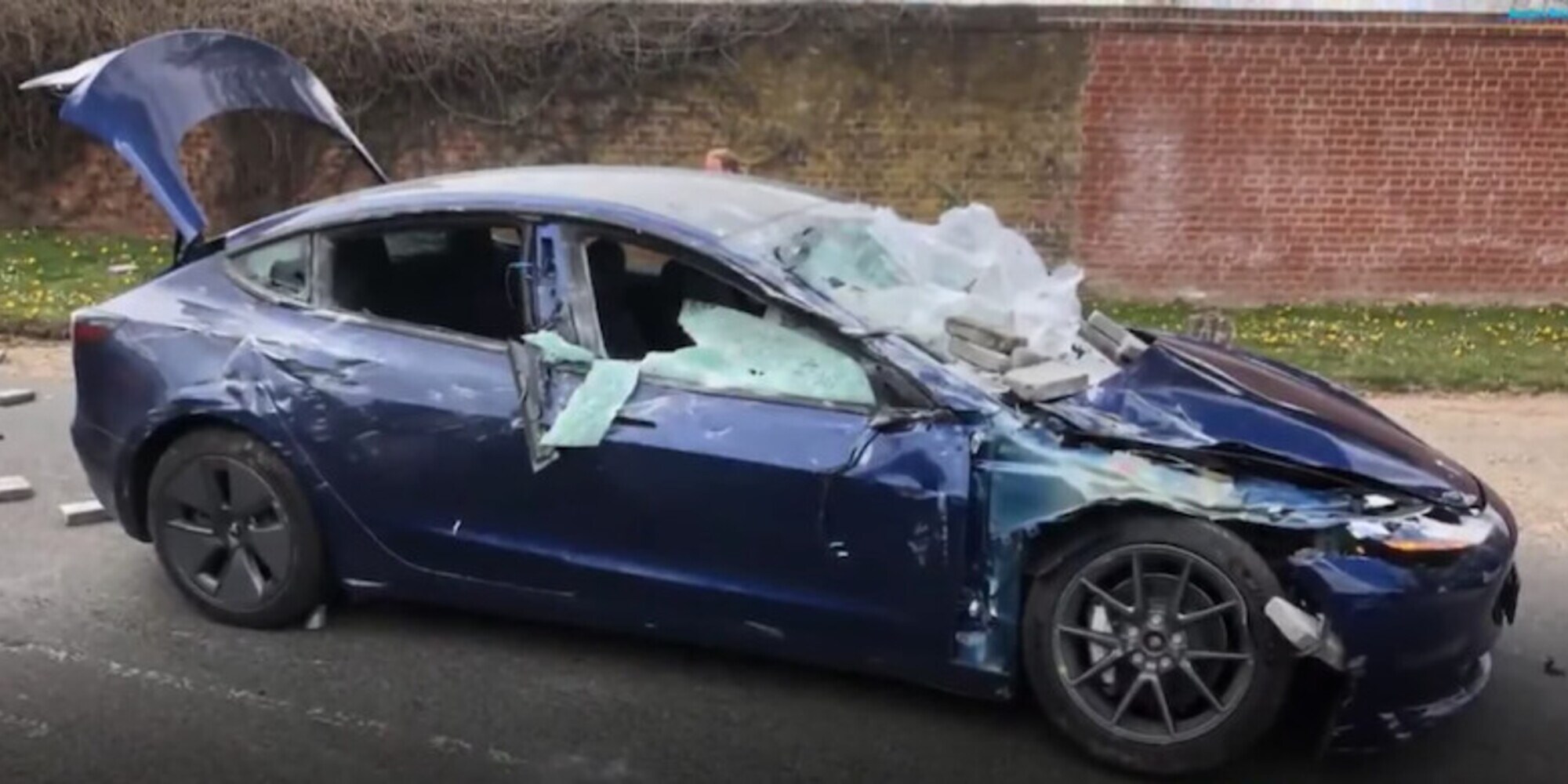 Tesla Model 3 viene sommersa dai mattoni di un camion in curva