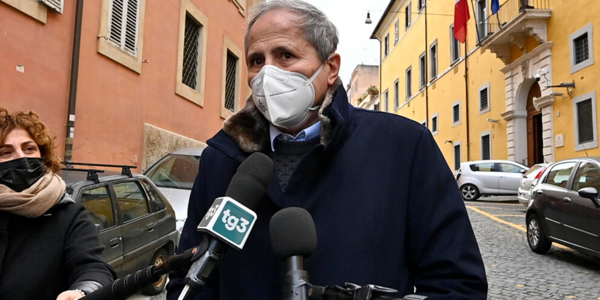 Covid, Crisanti: "Il virus c'è ancora! Mascherine via a novembre"