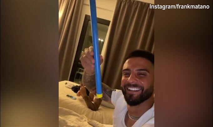 Italia, Insigne "molesta" Immobile con il tubo sonoro