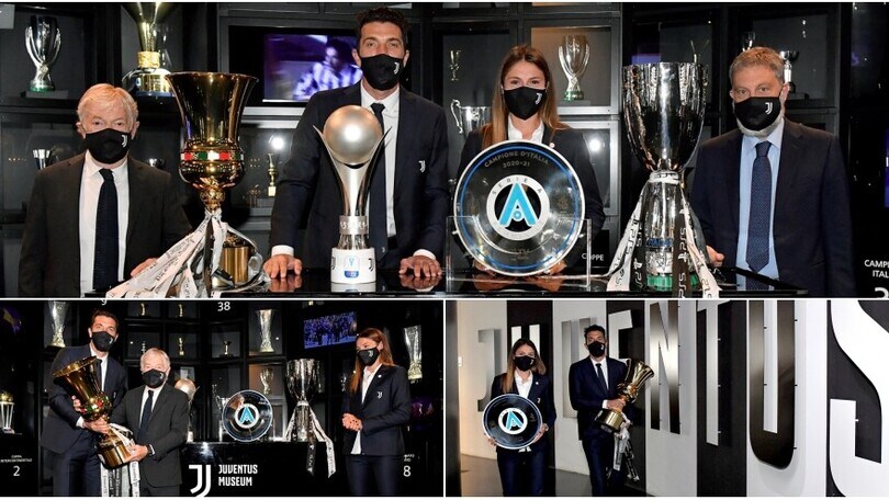 Buffon al Museo della Juve con la Coppa Italia e lo scudetto femminile