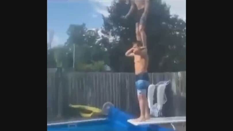 Uno sopra l’altro sul trampolino: il tuffo è un memorabile disastro