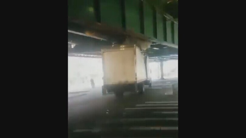 Il camion è troppo alto e il tetto è troppo basso: il video è da brividi