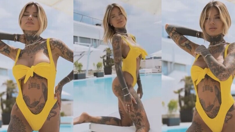 Zoe Cristofoli e il costume giallo che manda in tilt i fan