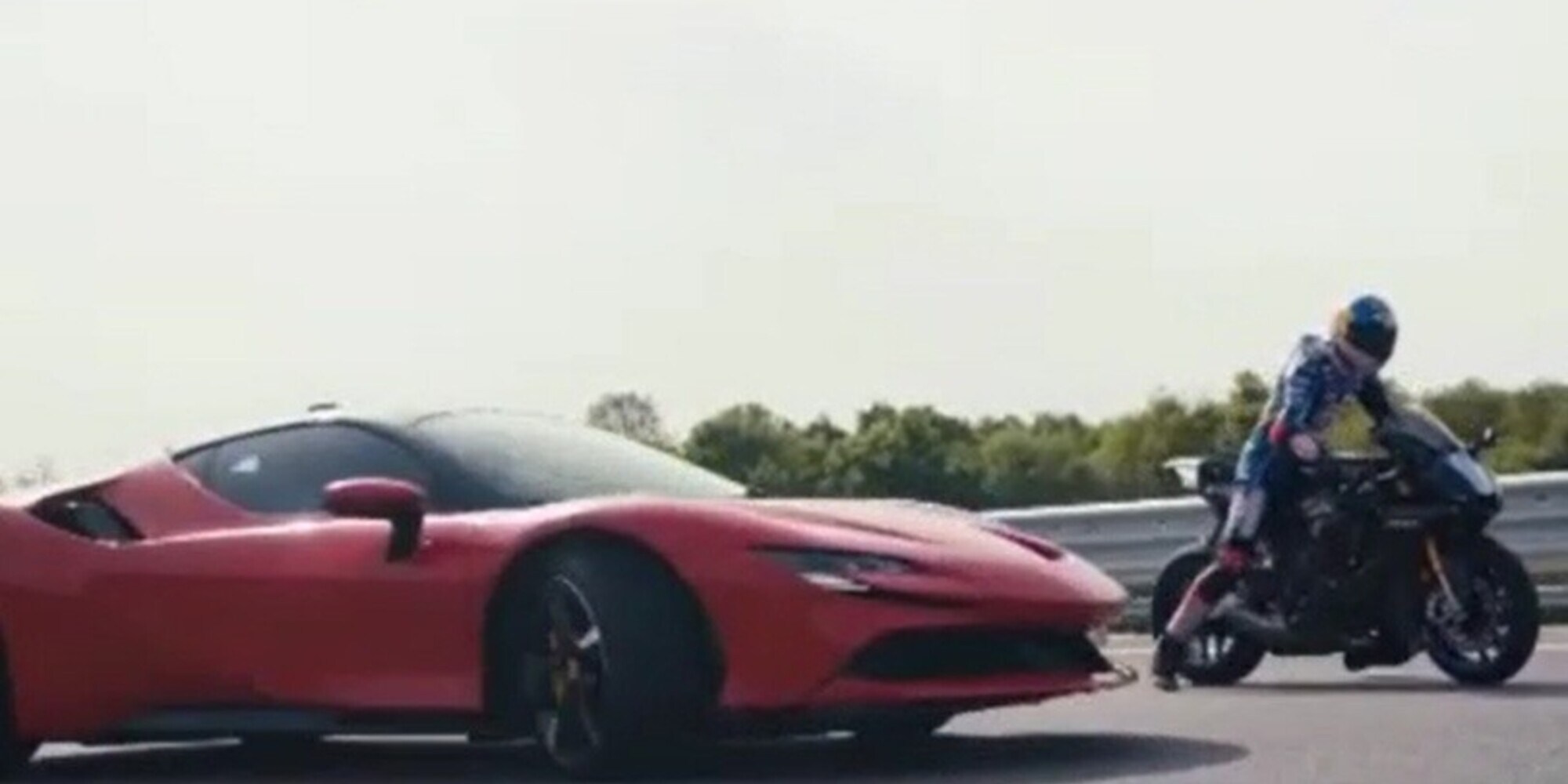 Ferrari SF90 sfida una Yamaha R1M: il duello è da brividi!