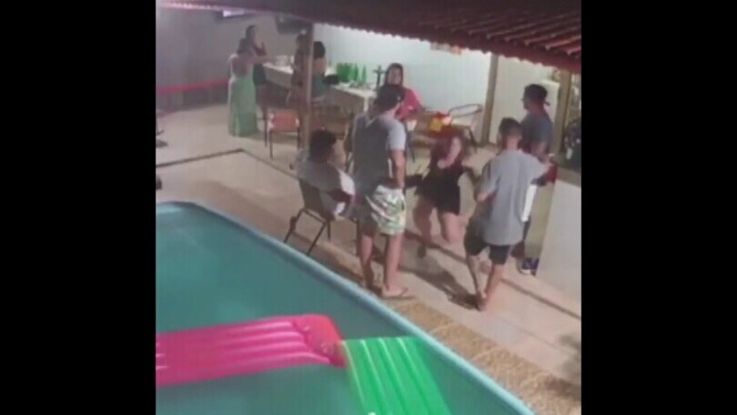 Scivola a bordo piscina... e si aggrappa ai pantaloni dell’amico