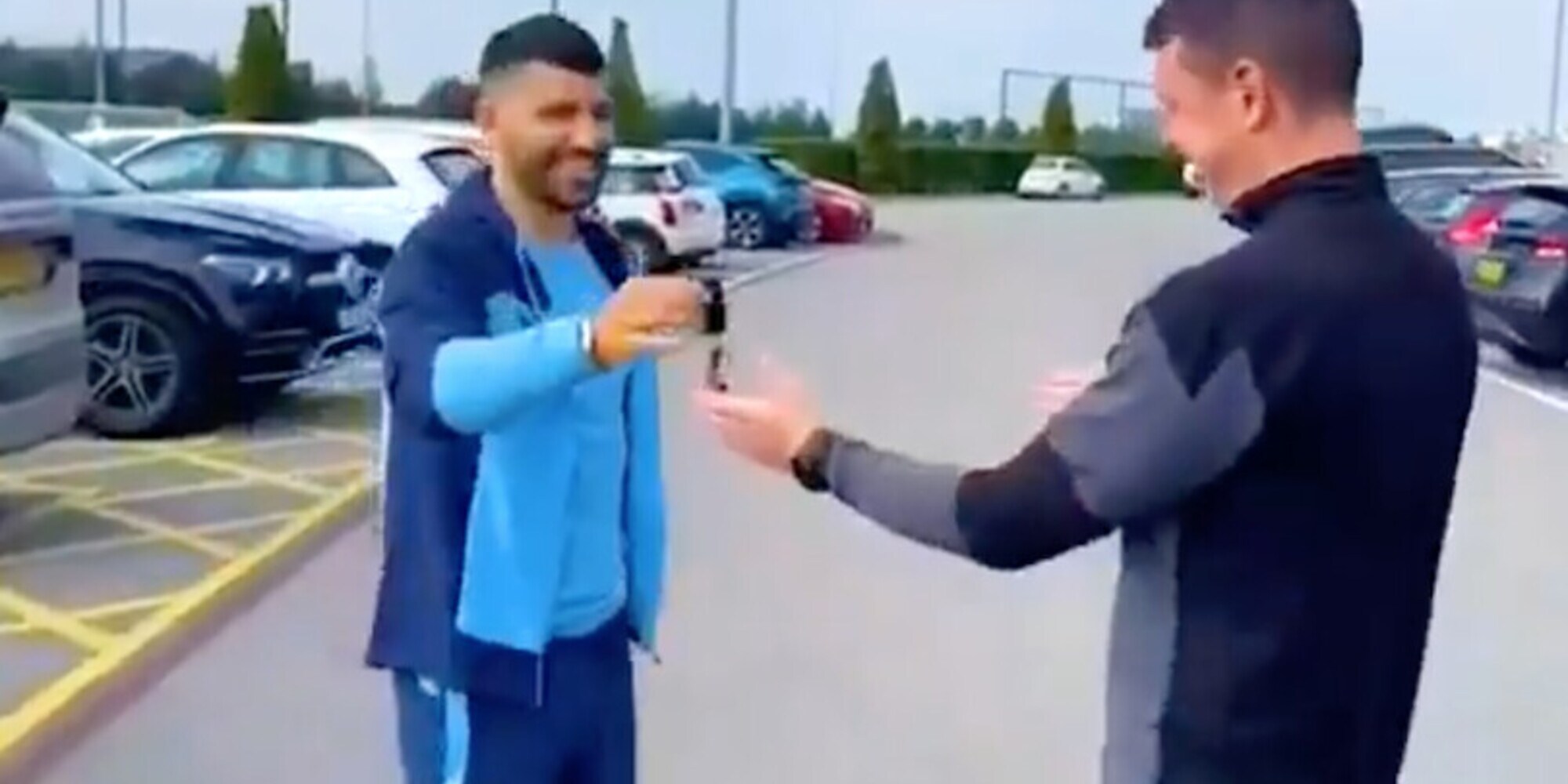 Aguero e l'addio al City: tra i regali allo staff c'è anche la sua Range Rover Evoque