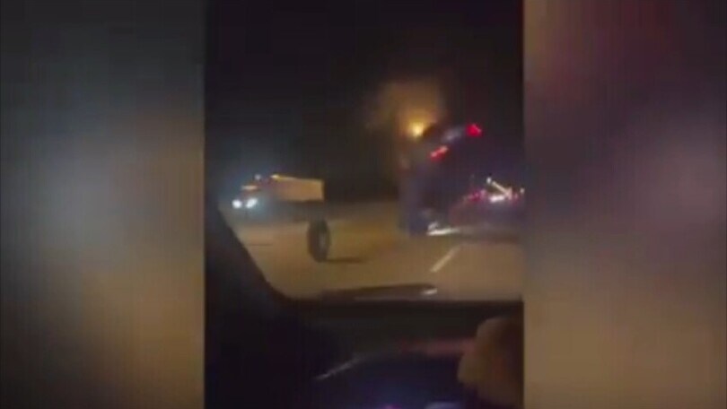 Gomma impazzita rotola in mezzo alla strada trafficata: l’incidente fa paura