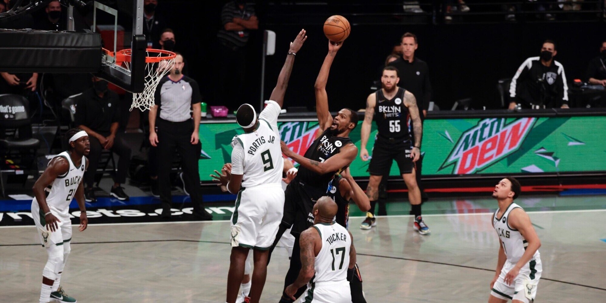 Nba, playoff: 2-0 Nets a Milwaukee, Phoenix vince gara-1