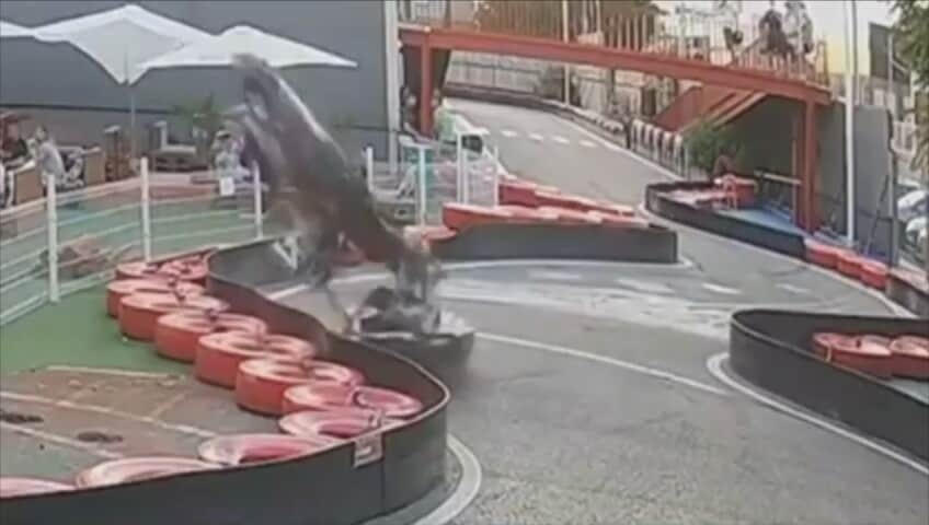 La gara sui kart finisce con un giro della morte spaventoso