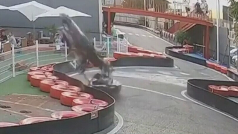La gara sui kart finisce con un giro della morte spaventoso
