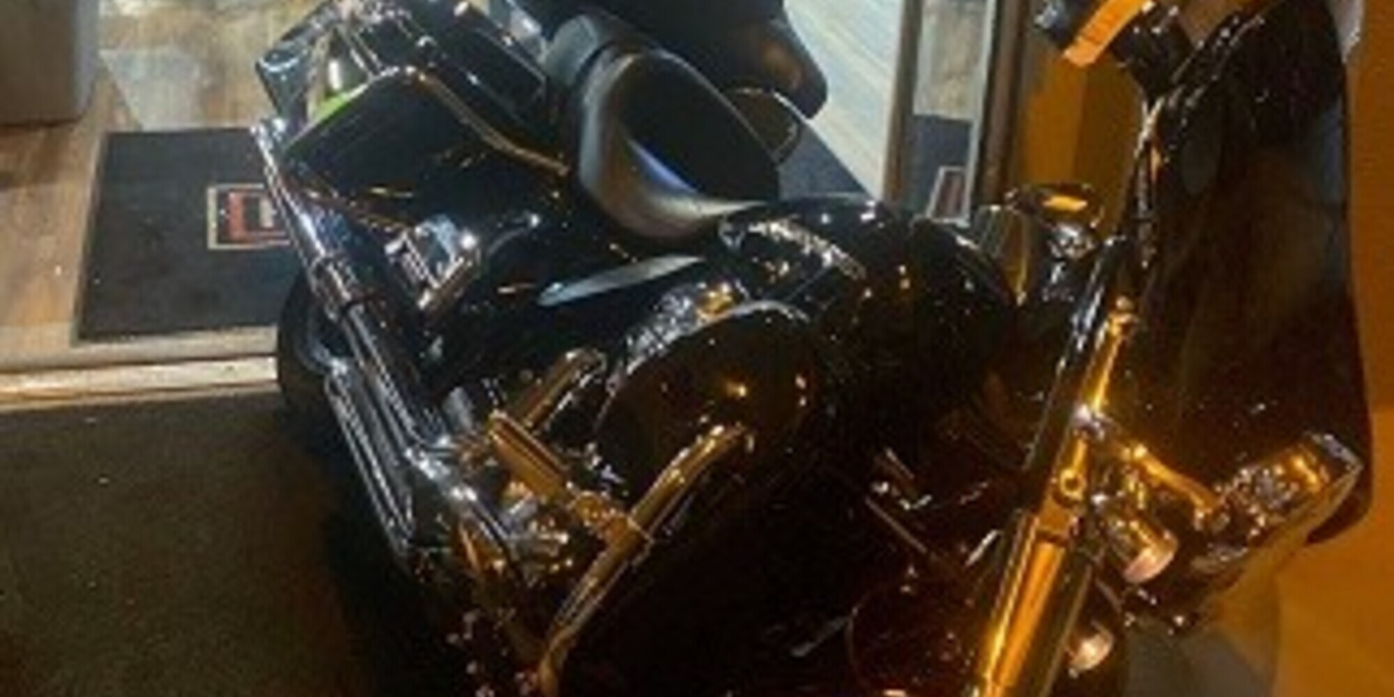 Harley-Davidson, il ladro ruba la moto ma lo ferma...una porta