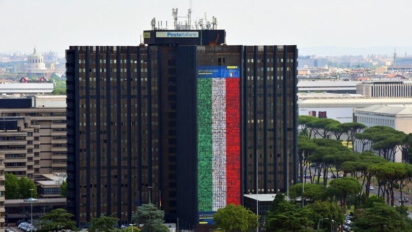 Poste Italiane: tricolore di 60 metri con le foto dei dipendenti per tifare gli Azzurri