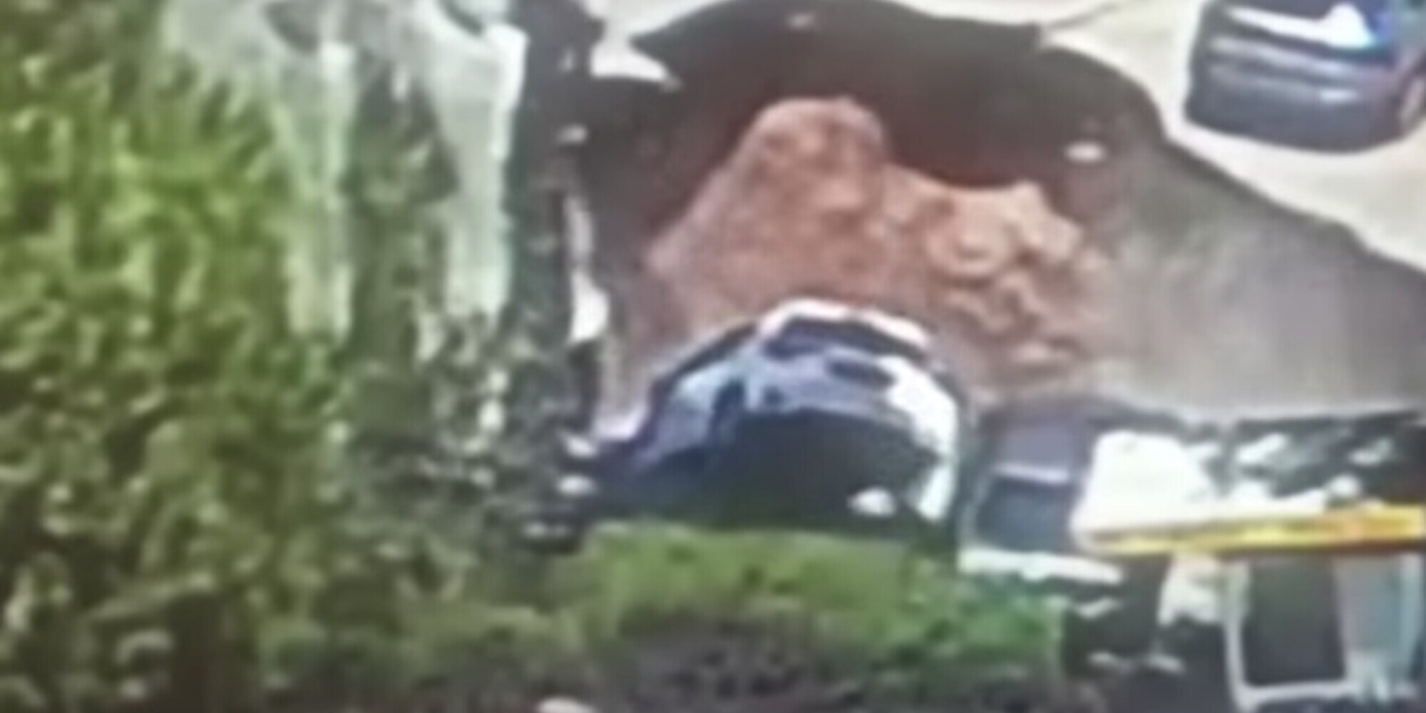 Tre auto inghiottite dalla strada all'improvviso