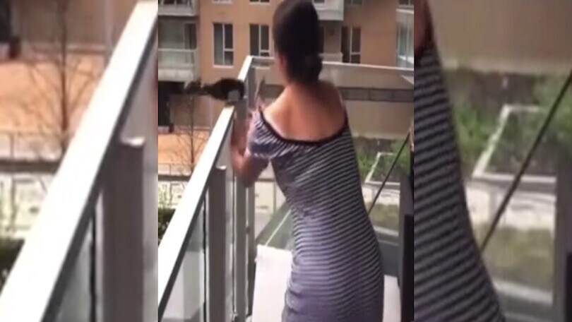 Cerca di sciabolare lo champagne ma... il tentativo è un flop