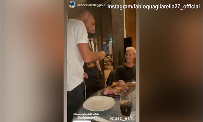 Quagliarella Salt Bae, spettacolo al ristorante