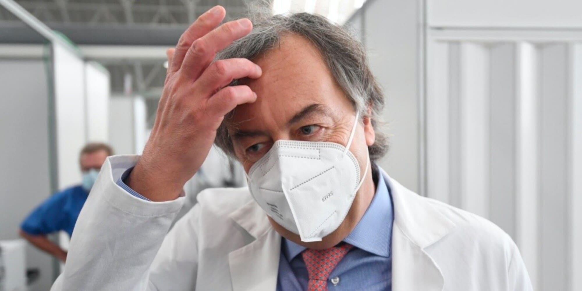 Burioni: "AstraZeneca? Interessi multinazionali diversi da quelli sanità"