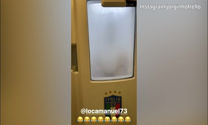 Jorginho a Donnarumma: "Fa fridd'?"