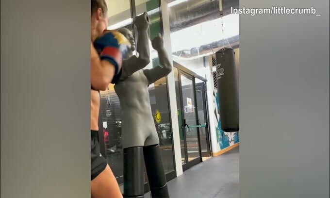 Elisabetta Canalis, che calci in allenamento!