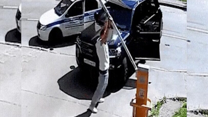 Beccato a spezzare la sbarra ma... arriva la Polizia