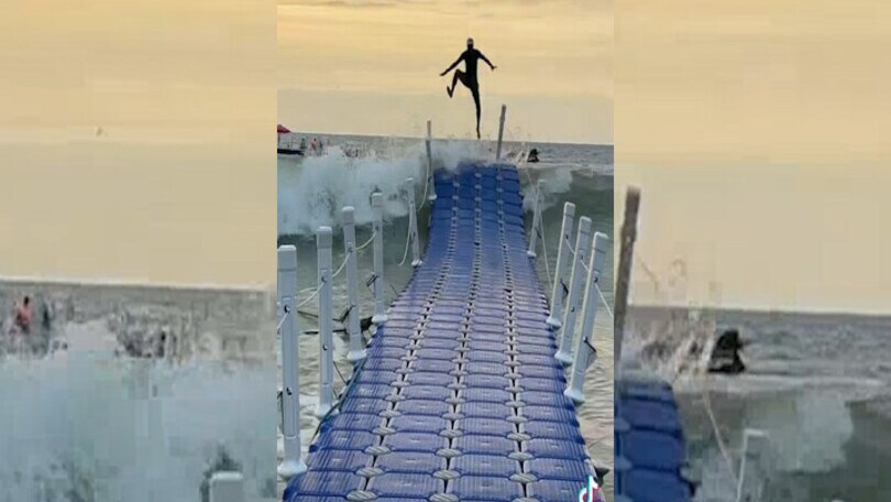 Perù, ponte sospeso sul Pacifico: è uno spasso ad ogni onda