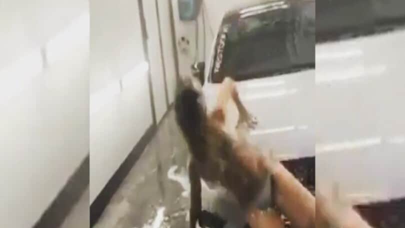 Lavaggio auto in bikini, ma il balletto sensuale finisce... faccia a terra