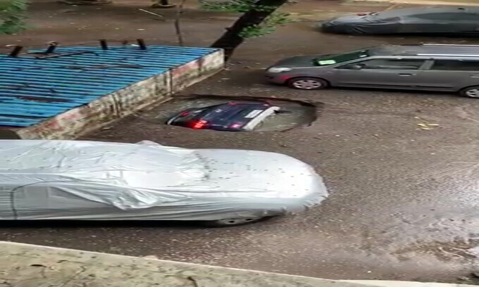 La voragine nell'asfalto inghiotte l'auto in India