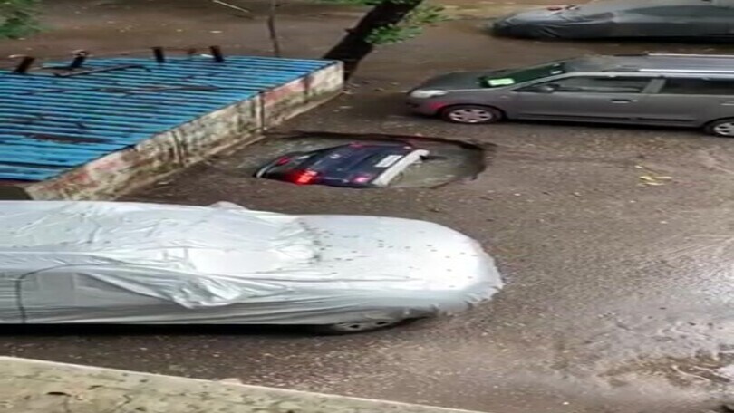 La voragine nell'asfalto inghiotte l'auto in India