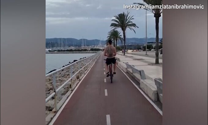 Ibra in bicicletta: "Libertà"