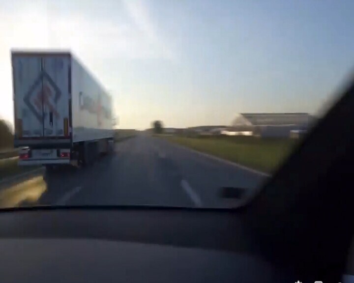 La gara di sorpassi tra le due auto finisce con un controsorpasso epico