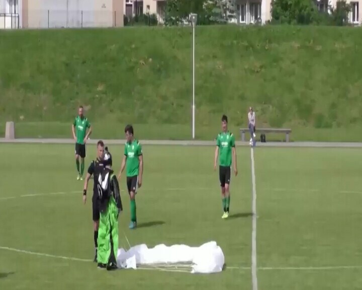 Paracadutista invade il campo e l’arbitro… lo ammonisce