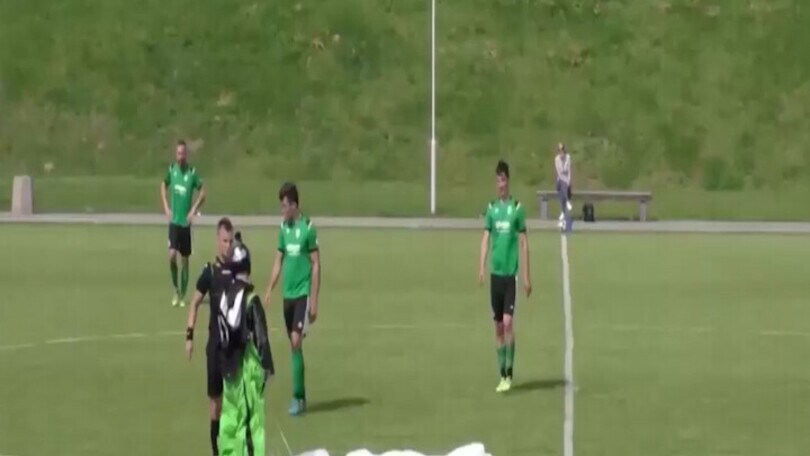 Paracadutista invade il campo e l’arbitro… lo ammonisce