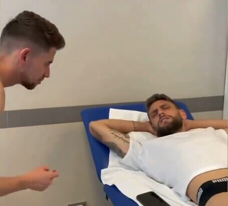 Italia, Jorginho decide di svegliare Berardi...