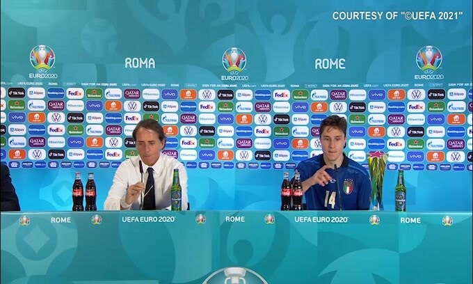 Mancini a Chiesa: "Ti ho detto che hai giocato bene" e lui sorride