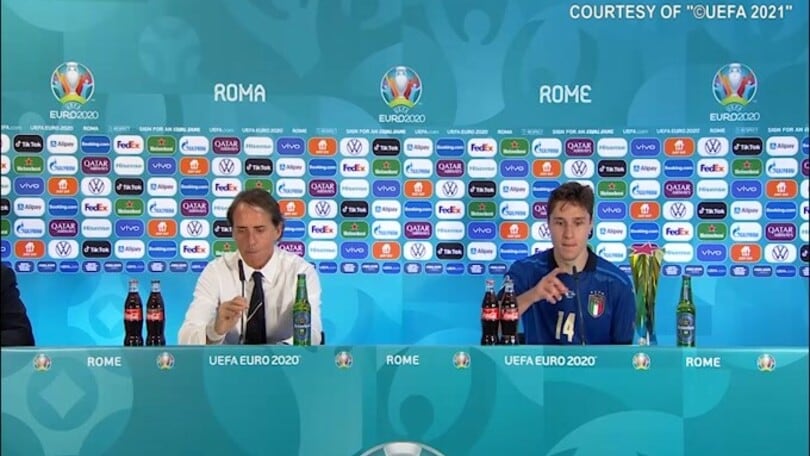 Mancini a Chiesa: "Ti ho detto che hai giocato bene" e lui sorride