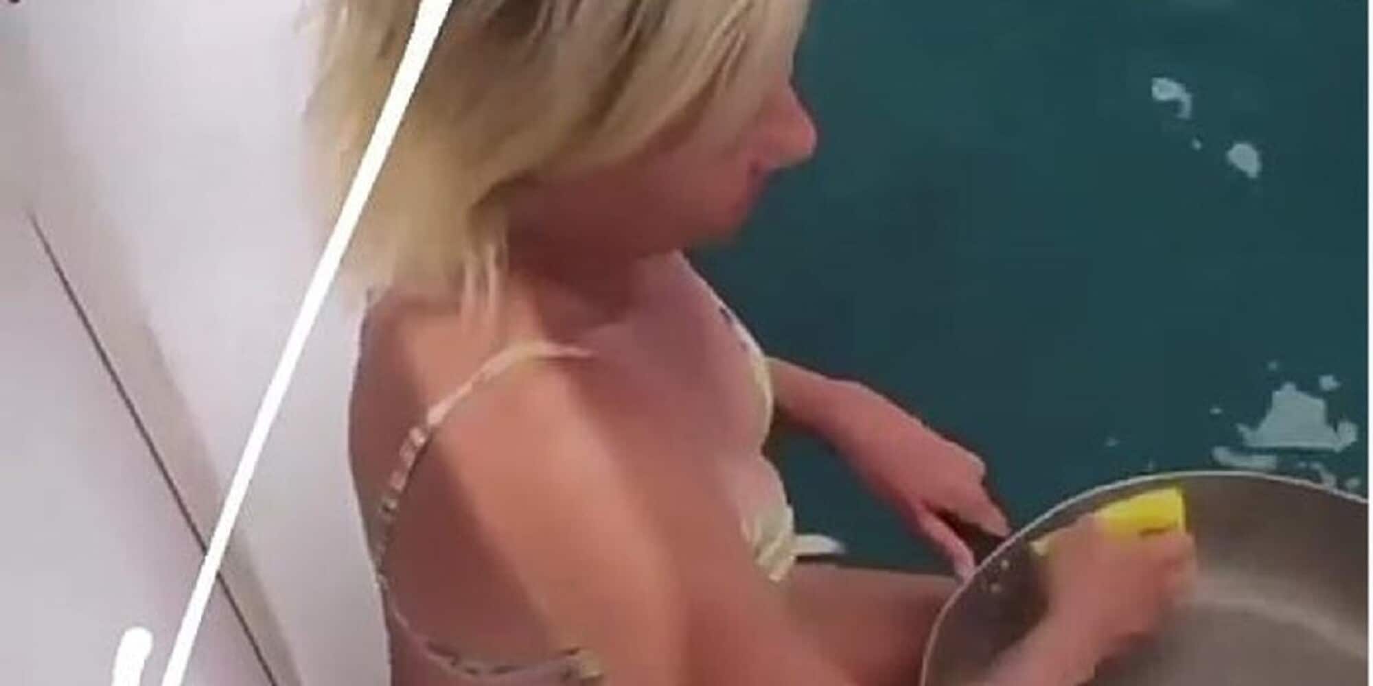 Antonella Elia fa infuriare il web lavando i piatti in mare