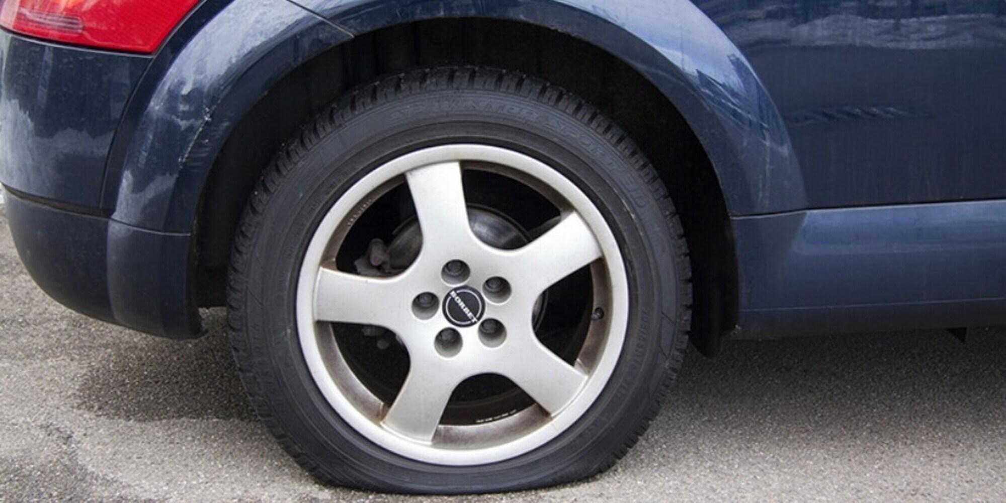 Torino, minorenni tagliano le gomme dell'auto: “Eravamo annoiati”