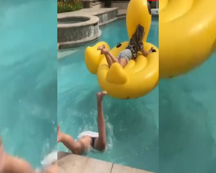 La foto in piscina sulla paperella: la sfida impossibile delle due ragazze