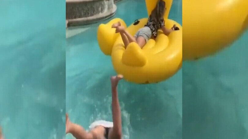 La foto in piscina sulla paperella: la sfida impossibile delle due ragazze